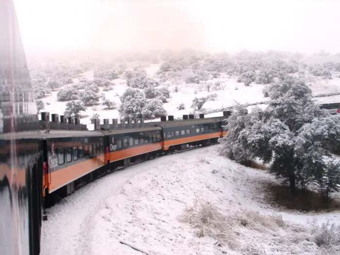 Tren Chepe atravesando la nieve